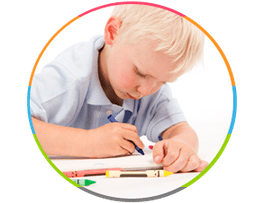 Centro de Educación Infantil Caballito de Mar Niño escribiendo en un cuaderno